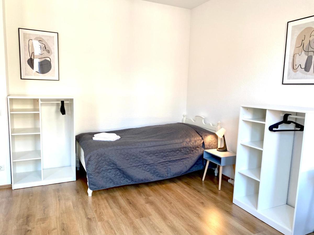 2 Rooms, Free Parking, 25 Min To Duesseldorf, 150 Mbps Wlan Duisburg Bagian luar foto