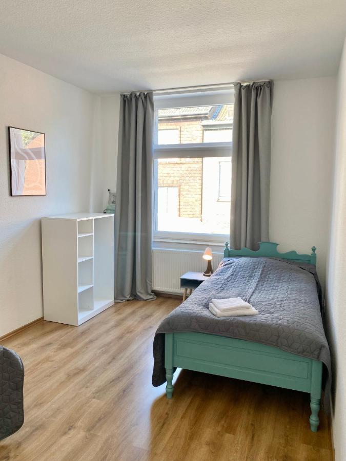 2 Rooms, Free Parking, 25 Min To Duesseldorf, 150 Mbps Wlan Duisburg Bagian luar foto