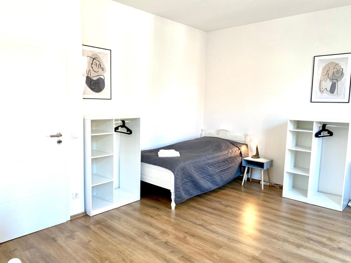 2 Rooms, Free Parking, 25 Min To Duesseldorf, 150 Mbps Wlan Duisburg Bagian luar foto