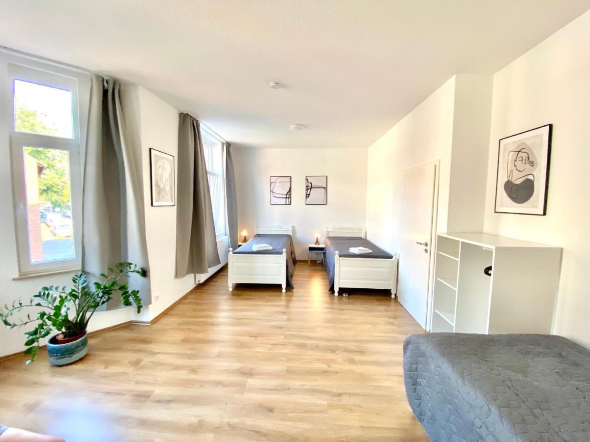 2 Rooms, Free Parking, 25 Min To Duesseldorf, 150 Mbps Wlan Duisburg Bagian luar foto