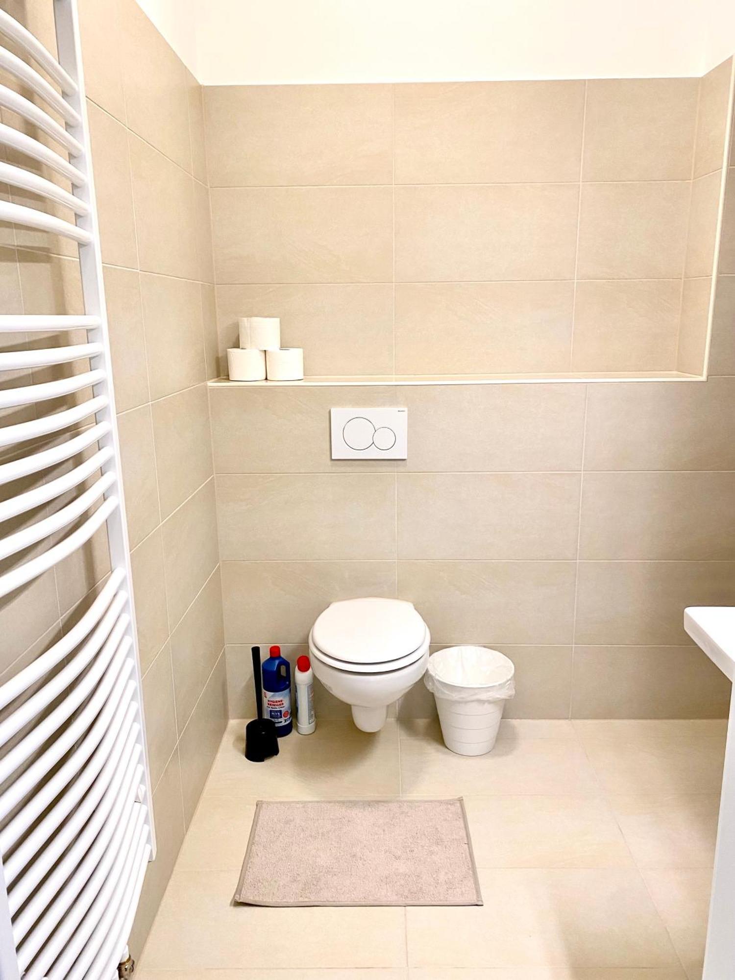 2 Rooms, Free Parking, 25 Min To Duesseldorf, 150 Mbps Wlan Duisburg Bagian luar foto