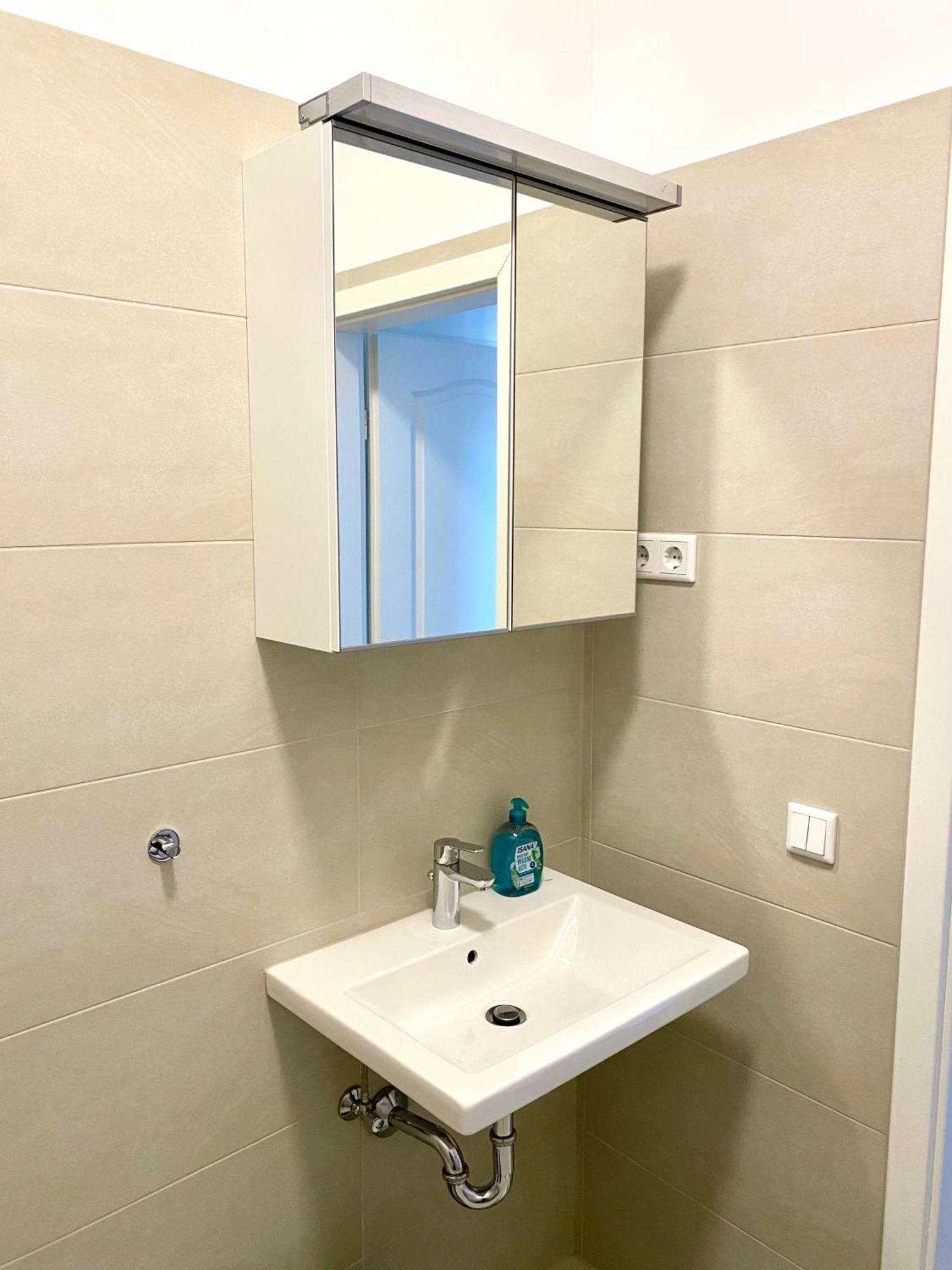 2 Rooms, Free Parking, 25 Min To Duesseldorf, 150 Mbps Wlan Duisburg Bagian luar foto