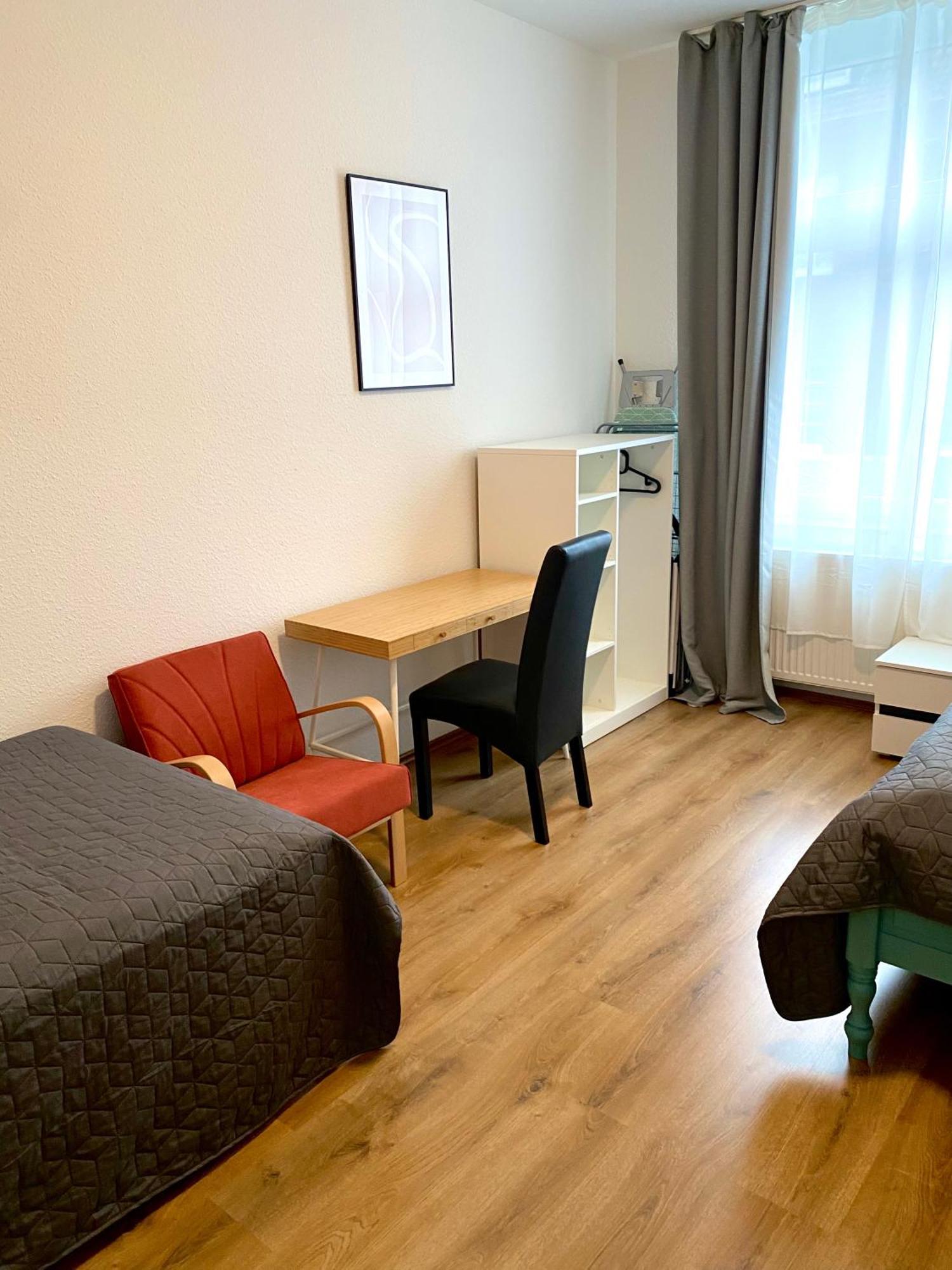 2 Rooms, Free Parking, 25 Min To Duesseldorf, 150 Mbps Wlan Duisburg Bagian luar foto