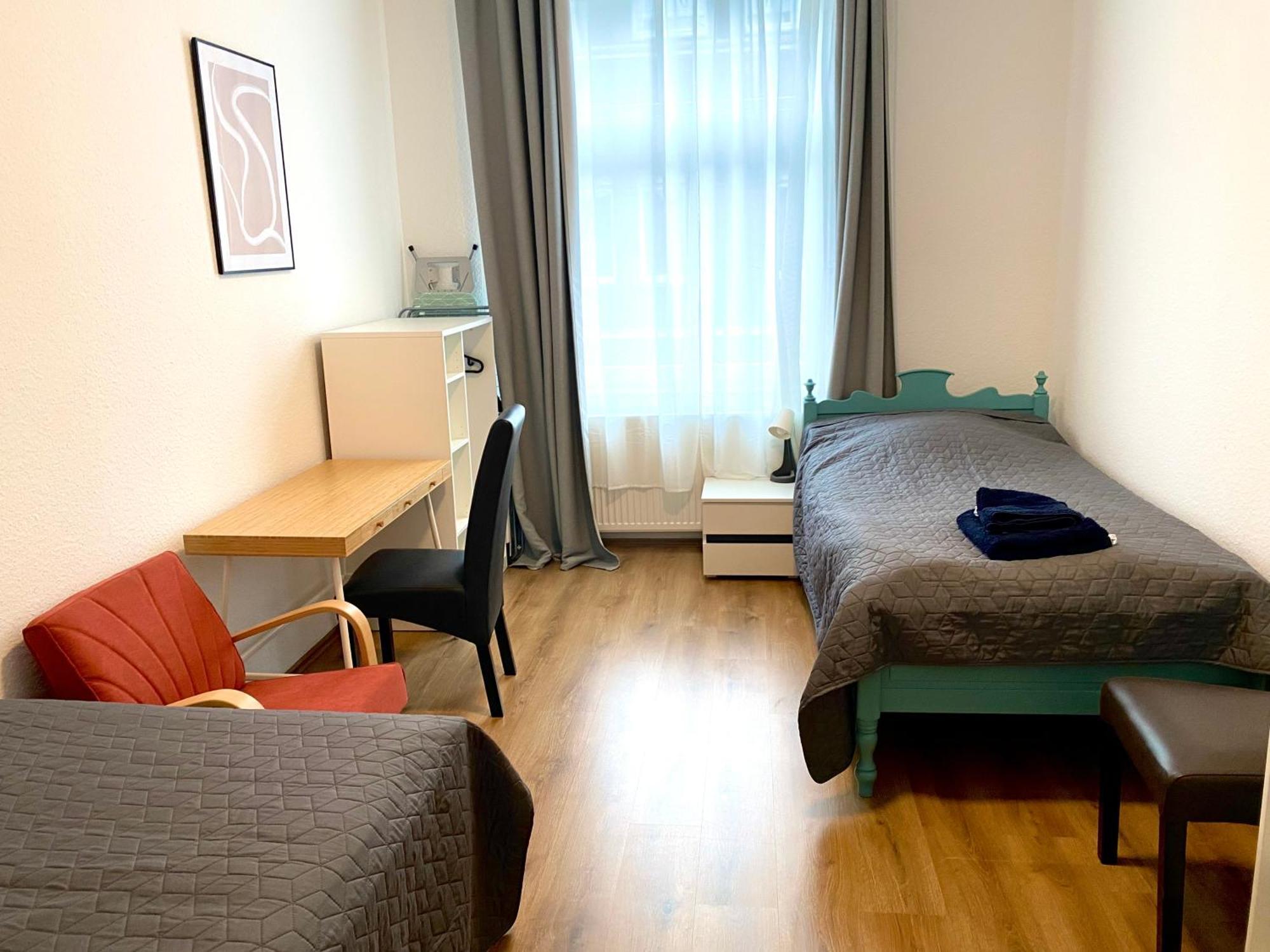 2 Rooms, Free Parking, 25 Min To Duesseldorf, 150 Mbps Wlan Duisburg Bagian luar foto