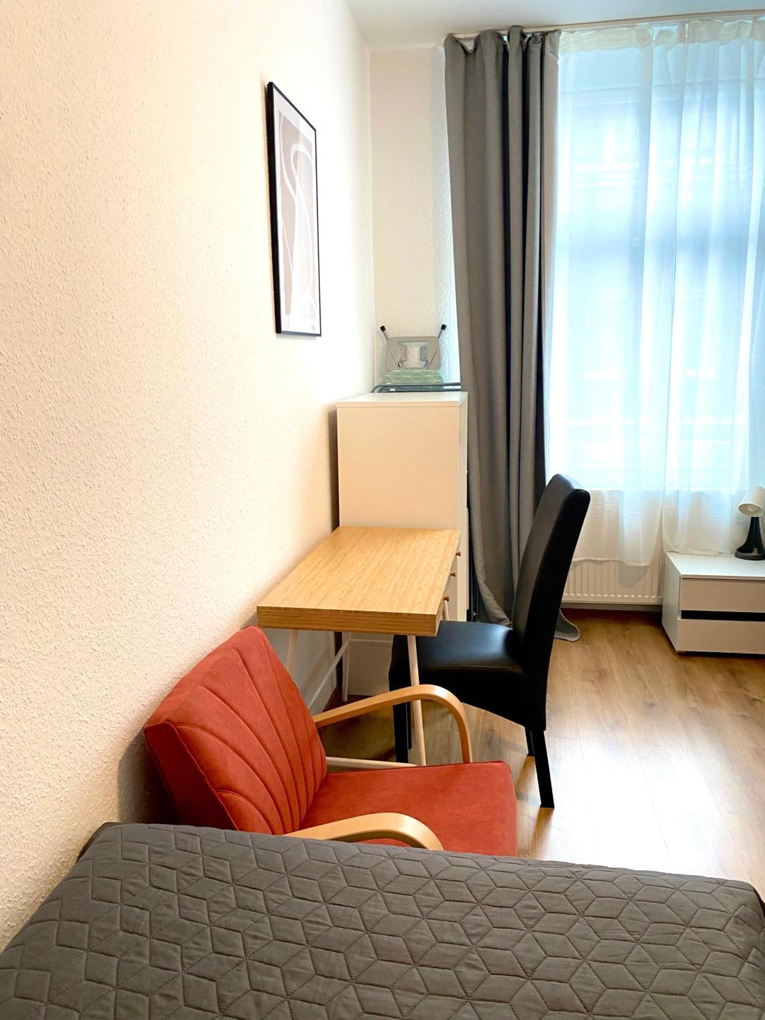 2 Rooms, Free Parking, 25 Min To Duesseldorf, 150 Mbps Wlan Duisburg Bagian luar foto